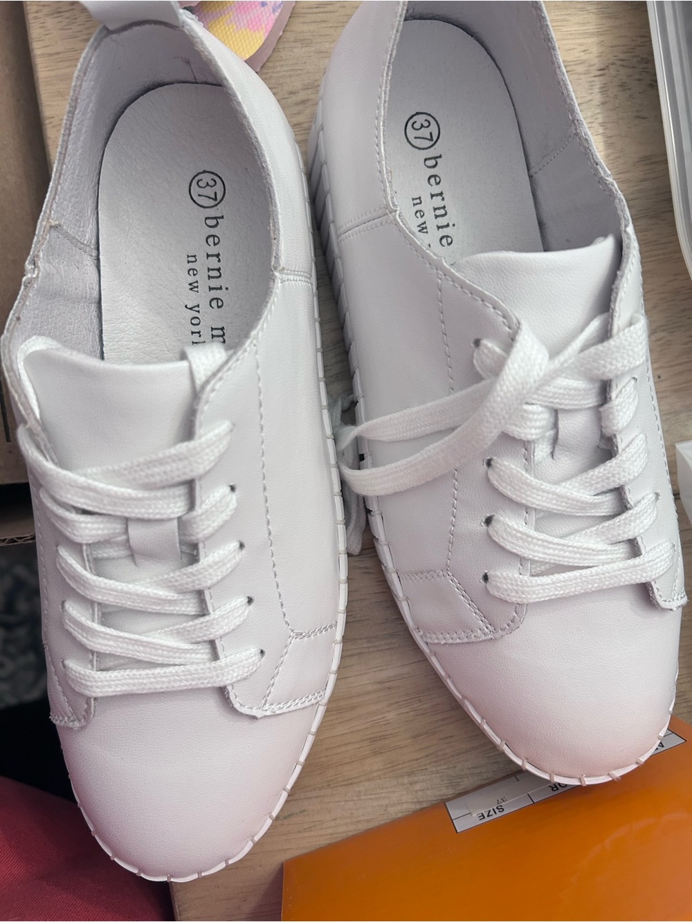 bernie mev. White Leather Casual Lace-Up Sneakers